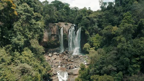 Tropischer-Wald-Mit-Kaskadierenden-Strömen-Von-Nauyaca-wasserfällen-Im-Naturpark-In-Costa-Rica