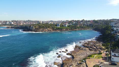 Waves-Crashing-On-Rocky-Coast-With-Gordons-Bay-Beach-At-Daytime---Coogee-City-From-Clovelly,-NSW,-Australia