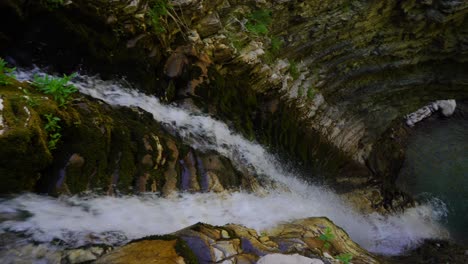 Wütender-Bach,-Der-Auf-Höhlenklippen-In-Einer-Tiefen-Schlucht-In-Der-Nähe-Des-Wasserfalls-Von-Peshtura-In-Albanien-Fällt