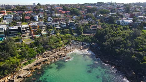 Oceanfront-Hotels-And-Buildings-On-The-Cliff-With-A-View-Of-Beach---Gordon's-Bay-In-Coogee,-New-South-Wales,-Australia