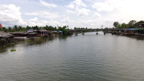 Vista-Desde-Un-Puente-Peatonal-Sobre-El-Río-Mae-Klong-En-Tailandia