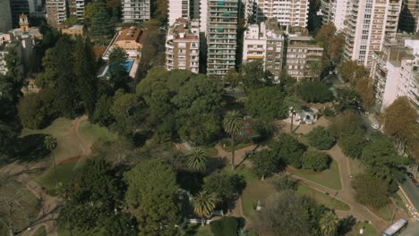 Antenne---Barrancas-De-Belgrano-Park,-Buenos-Aires,-Argentinien,-Weit-Nach-Vorne-Geschossen