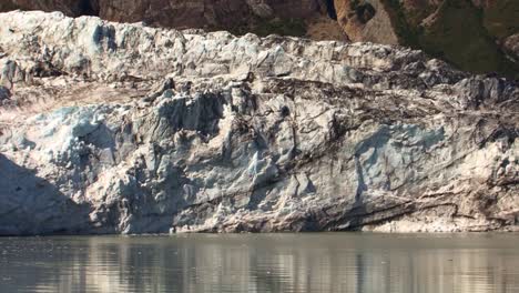 Schwarze-Sedimente-Im-Eis-Des-Gletschers-In-Alaska