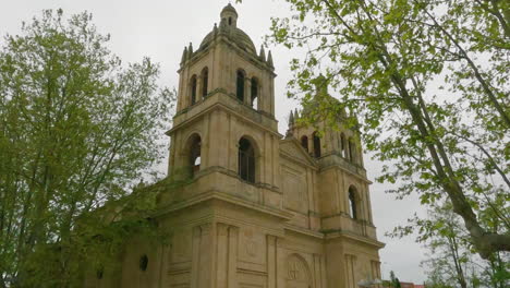 Edificio-De-La-Iglesia-Europea-Catedral-En-Salamanca,-España---Inclinación-De-ángulo-Bajo