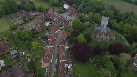 Panning-away-from-the-village-of-Chilham-in-Kent,-UK