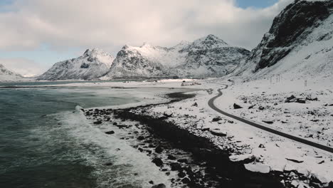 Seelandschaft-Am-Skagsanden-Strand-Auf-Den-Lofoteninseln,-Nordland-County,-Norwegen,-Europa---Weiße-Schneebedeckte-Berghügel,-Naturlandschaftshintergrund-In-Der-Wintersaison---Drohnenaufnahme