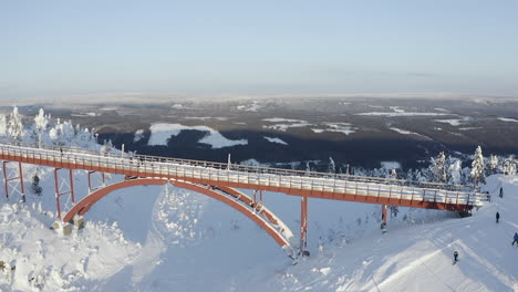 Toma-De-Drones-De-Un-Gran-Puente-Congelado-Con-Mucha-Nieve-Durante-Un-Frío-Invierno-En-Una-Estación-De-Esquí-En-Branäs,-Suecia