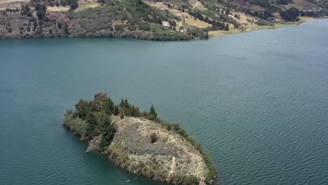 Luftaufnahme-Der-Insel-In-Der-Laguna-De-Tota,-Boyaca-Größter-See-In-Kolumbien