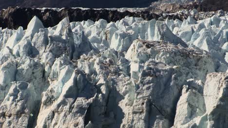 Detail-Der-Zerklüfteten-Gipfel-Des-Gletschers-In-Alaska