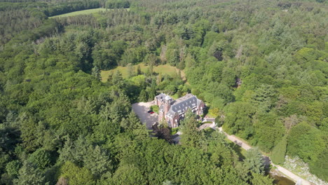 Luftaufnahme-Eines-Wunderschönen-Herrenhauses-Mit-Einem-Speienden-Wasserbrunnen-Im-Vordergrund