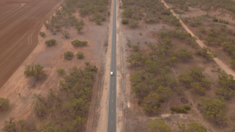 Ein-Auto-Fährt-Auf-Einem-Outback-highway-Im-Zentrum-Von-Nsw