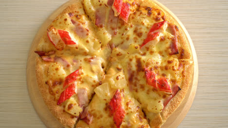 Pizza-De-Jamón-Y-Palitos-De-Cangrejo-O-Pizza-Hawaiana