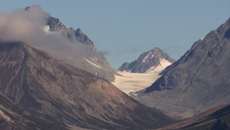 Restos-De-Un-Glaciar-Entre-Montañas-De-Alaska