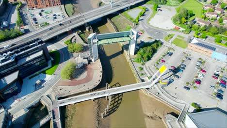 Luftbild-Von-Fußgängern-Zu-Fuß-An-Der-Ha&#39;penny-Bridge-über-Den-Hull-River-In-England,-Großbritannien