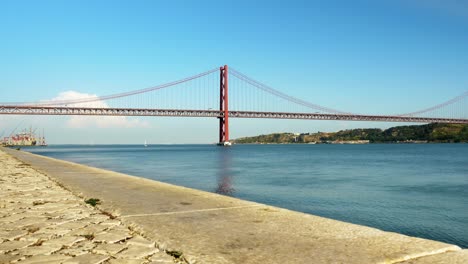 25.-April-Brücke-über-Den-Tejo-In-Lissabon-Portugal-An-Einem-Klaren,-Sonnigen-Tag-In-Der-Nähe-Der-Hafeneinfahrt