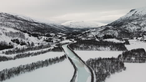 Vista-Aérea-Del-Paisaje-Cubierto-De-Nieve-Y-El-Río-En-La-Región-De-Narvik,-Condado-De-Nordland,-Noruega---Disparo-De-Drones