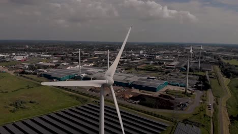 Turbinas-Eólicas,-Campo-De-Paneles-Solares,-Biocombustibles-E-Instalaciones-De-Reciclaje-De-Agua-En-El-Paisaje-De-Infraestructura-De-Vías-Navegables-Holandesas