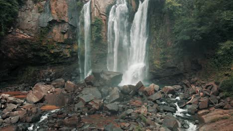Drone-fpv-backwards-at-Nauyaca-waterfalls-in-Costa-Rica