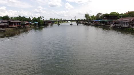 Vista-Desde-Un-Puente-Peatonal-Sobre-El-Río-Mae-Klong-En-Tailandia