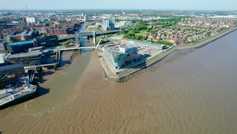 Bird's-Eye-View-Of-The-Deep-Aquarium-On-The-Riverbank-Of-Hull-River-With-Cityscape-In-Background-In-England,-United-Kingdom