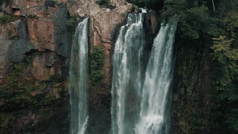 Luftdrohne-Rückwärts-Steigender-Blick-über-Die-Wasserfälle-Von-Nauyaca-In-Costa-Rica