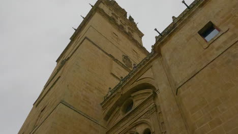 Historische-Architektur-Eines-Spanischen-Kathedralenkirchengebäudes-In-Salamanca,-Nach-Oben-Kippbar