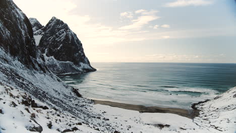Wintersonnenuntergang-über-Dem-Strand-Von-Kvalvika-Und-Schroffen-Berggipfeln-Auf-Den-Lofoten-Inseln,-Norwegen---Luftaufnahme