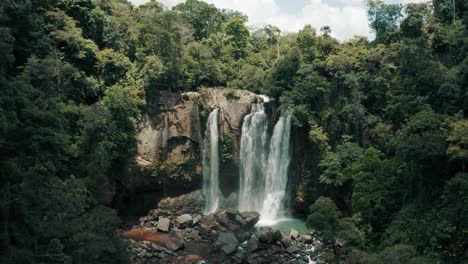 Aerial-flyback-at-Nauyaca-waterfalls-in-Costa-Rica