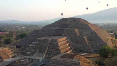 Aerial-view-of-pyramids-in-ancient-mesoamerican-city-of-Teotihuacan,-Mexico-,-Central-America,-sunrise,-4k