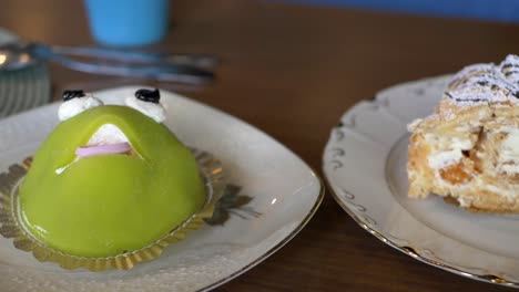 Ein-Budapest-Und-Prinzessin-Froschkuchen-Dessert-Auf-Einem-Tisch-In-Einem-Restaurant-In-Schweden