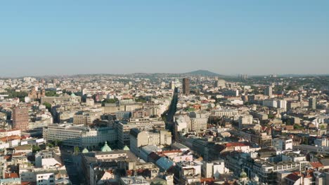 Antenne:-Blick-über-Die-Skyline-Der-Stadt-Belgrad,-Serbischer-Sommertag,-Drohnenschuss-Absenken