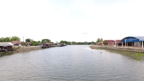 Blick-Von-Einer-Fußgängerbrücke-über-Den-Fluss-Mae-Klong-In-Thailand