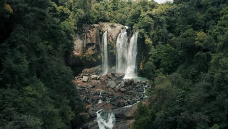 Luftanflug-Auf-Die-Wasserfälle-Von-Nauyaca-In-Costa-Rica