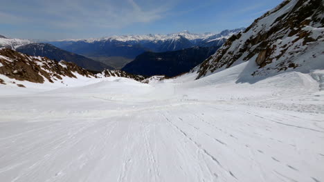Absteigende-Skihänge-Im-Les-Marecottes-Resort-Im-Wallis,-Schweiz-Mit-Blick-Auf-Das-Rhonetal-Und-Die-Schweizer-Alpen