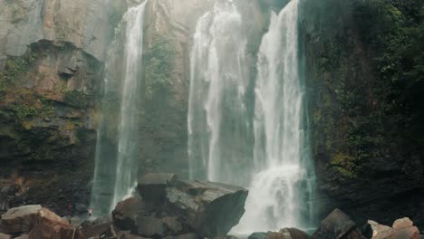 Cataratas-De-Nauyaca-En-Costa-Rica.-Drone-Pov-Al-Revés