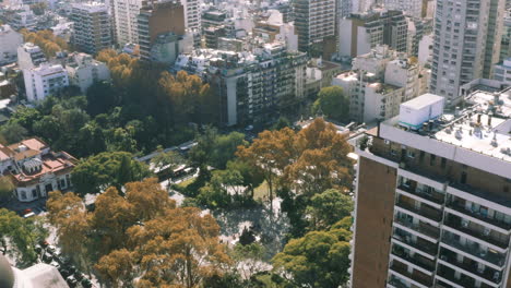 Antenne---Plaza-Manuel-Belgrano-Park,-Buenos-Aires,-Argentinien,-Vorwärtsneigung-Nach-Unten