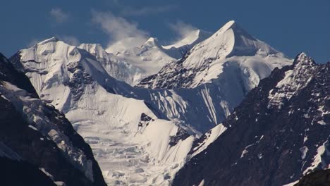 Snow-covered-peaks-of-Alaska's-mountains-in-the-summer