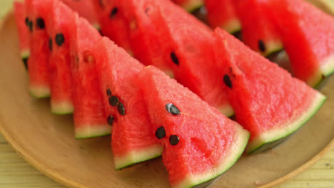 Frische-Wassermelone-Auf-Teller-Geschnitten