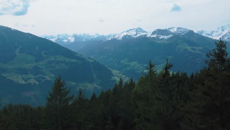 Drone-Aéreo-Sobre-Un-Bosque-Y-árboles-En-La-Naturaleza-En-El-Pintoresco-Deporte-De-Esquí-De-Zillertal-Senderismo-Y-Vacaciones-De-Trekking-Valle-De-Montaña-En-Los-Alpes-Bávaros-Austríacos-En-Un-Soleado-Día-De-Verano-Exuberante