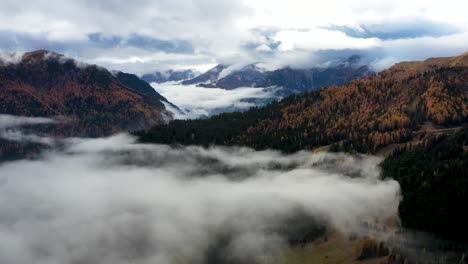 Aerial-footage-of-autumn-scene-at-mountainous-landscape-of-Dolomites,-Italy