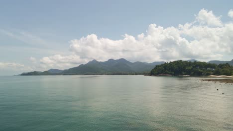 4K-Luftdrohnenaufnahmen-über-Offenem-Wasser-In-Der-Nähe-Von-Koh-Chang,-Thailand-Mit-Malerischen-Hügeln-Und-Bergen