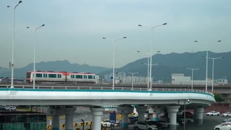 Tren-En-Ferrocarril-En-La-Terminal-Nacional-Del-Aeropuerto-Internacional-De-Gimhae-En-Busan,-Corea-Del-Sur