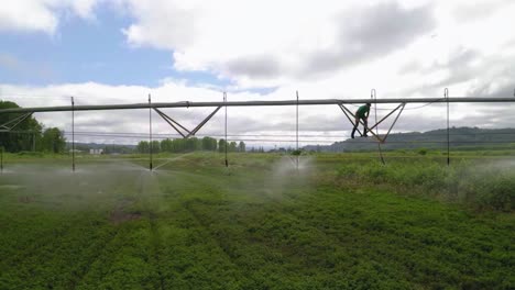 Center-Pivot-Erntebewässerungssystem-Mit-Wassersprinklern---Drohnenaufnahme