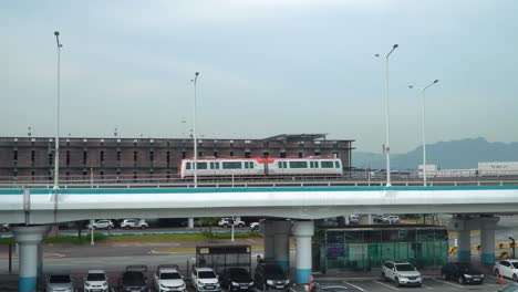 Tren-Busan-gimhae-Lrt-Que-Llega-Al-Aeropuerto-Internacional-De-Gimhae-En-El-Distrito-De-Gangseo,-Busan,-Corea-Del-Sur