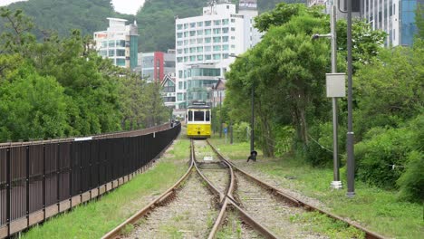Tren-De-La-Playa-De-Haeundae-Que-Viaja-Hacia-Los-Edificios-De-Gran-Altura-En-Busan,-Corea-Del-Sur