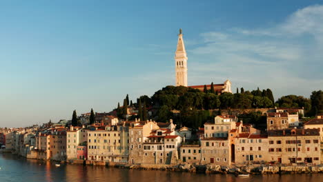 Außenfassade-Des-Stadtbildes-In-Der-Altstadt-Von-Rovinj,-Istrien,-Kroatien-Bei-Sonnenuntergang
