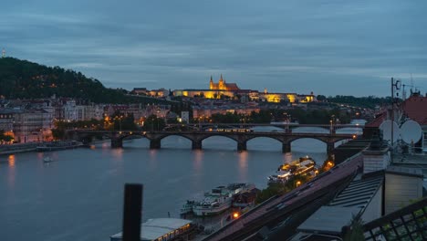Zeitraffer-Der-Prager-Burg-Und-Brücken-über-Die-Moldau-In-Der-Abenddämmerung-Von-Einem-Dach-Aus