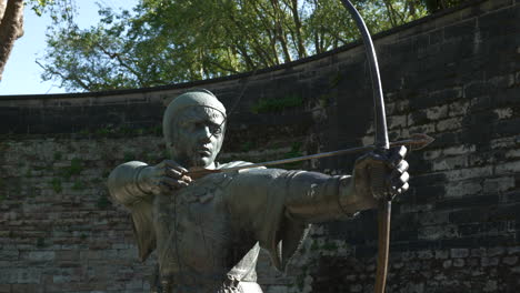 The-legend-of-Robin-Hood-statue-in-Nottingham,UK
