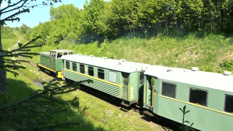 The-narrow-gauge-train-runs-on-rails-in-summer