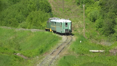 Die-Schmalspurbahn-Fährt-Im-Sommer-Auf-Schienen